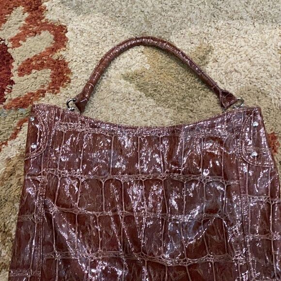 ❤️ Textured Faux Gator Tote ❤️ - Picture 2 of 8
